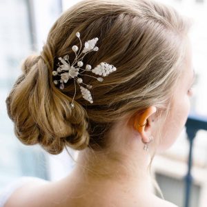 CONSTANT LOVE BRAUT Haarschmuck Haarpin mit Perlen und Blumenelementen